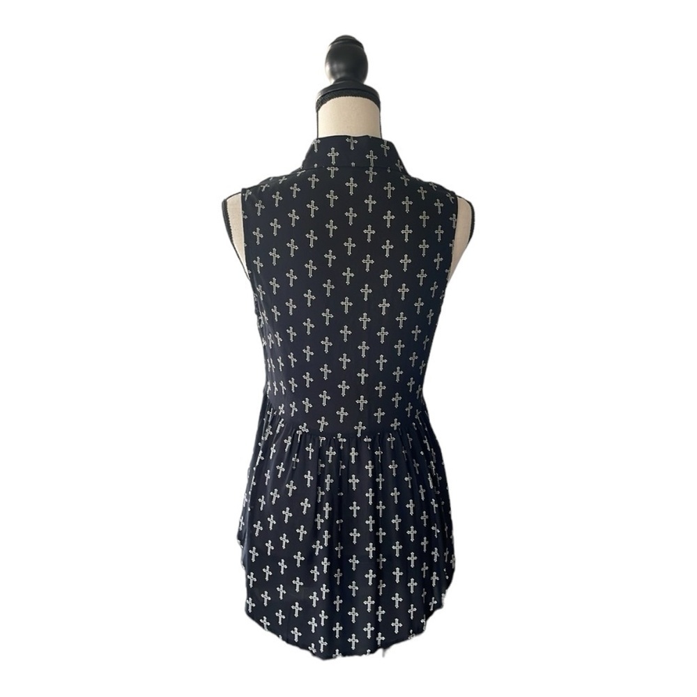 ♥️Forever 21♥️ Black and white sleeveless, high low button-down size (small) - Picture 3 of 7